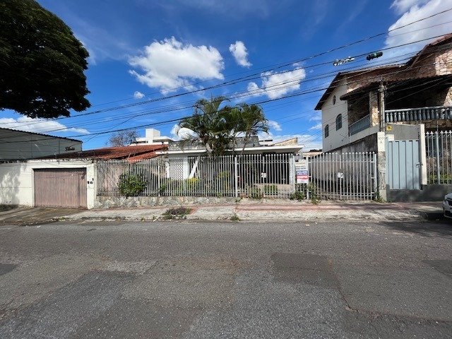 Casa com 3 quartos — Planalto, Belo Horizonte