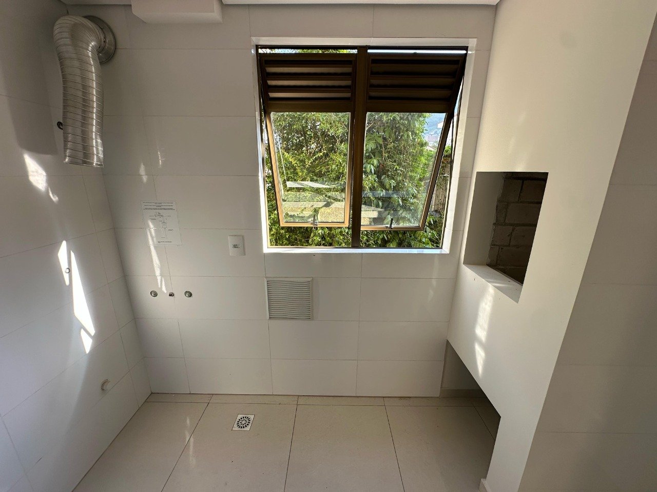 Área de serviço separada com churrasqueira