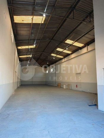 industrial em Avenida Paulo Roberto Cunha Santos, Marta Helena - Uberlândia - MG