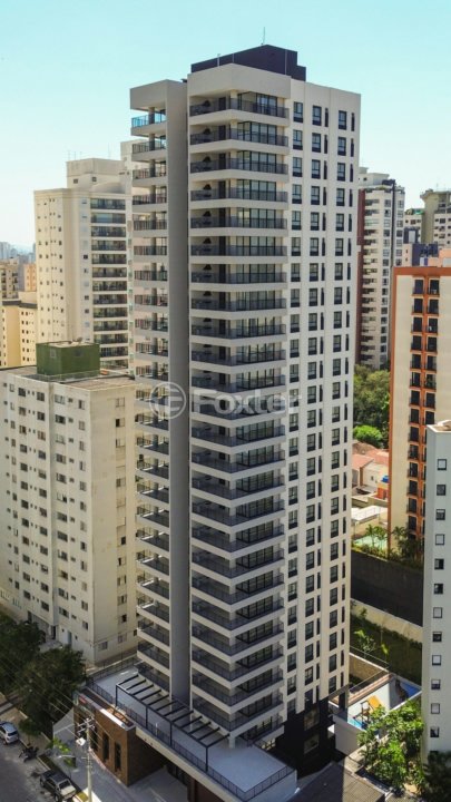 predio-moderno-com-fachada-de-vidro-e-concreto