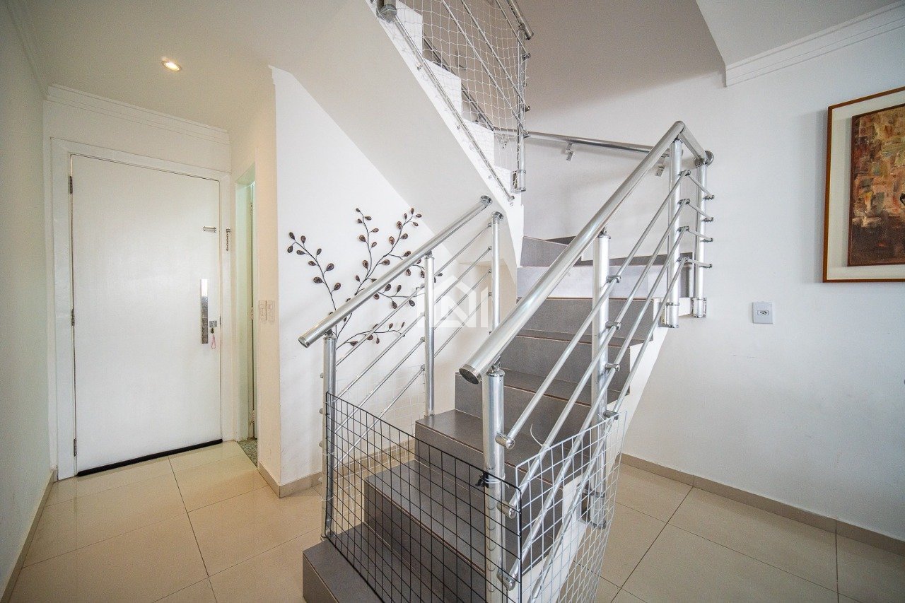 casa a venda no condominio quinta da aldeia - acesso ao piso superior