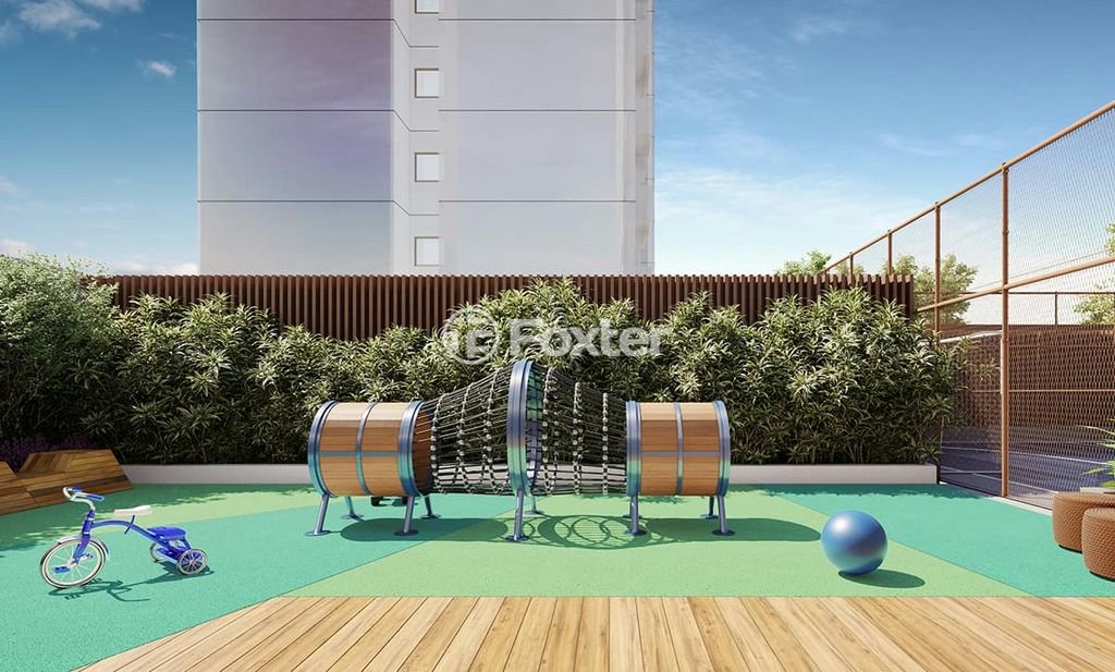 playground-acessivel-com-grama-verde-e-predio-ao-fundo.jpeg