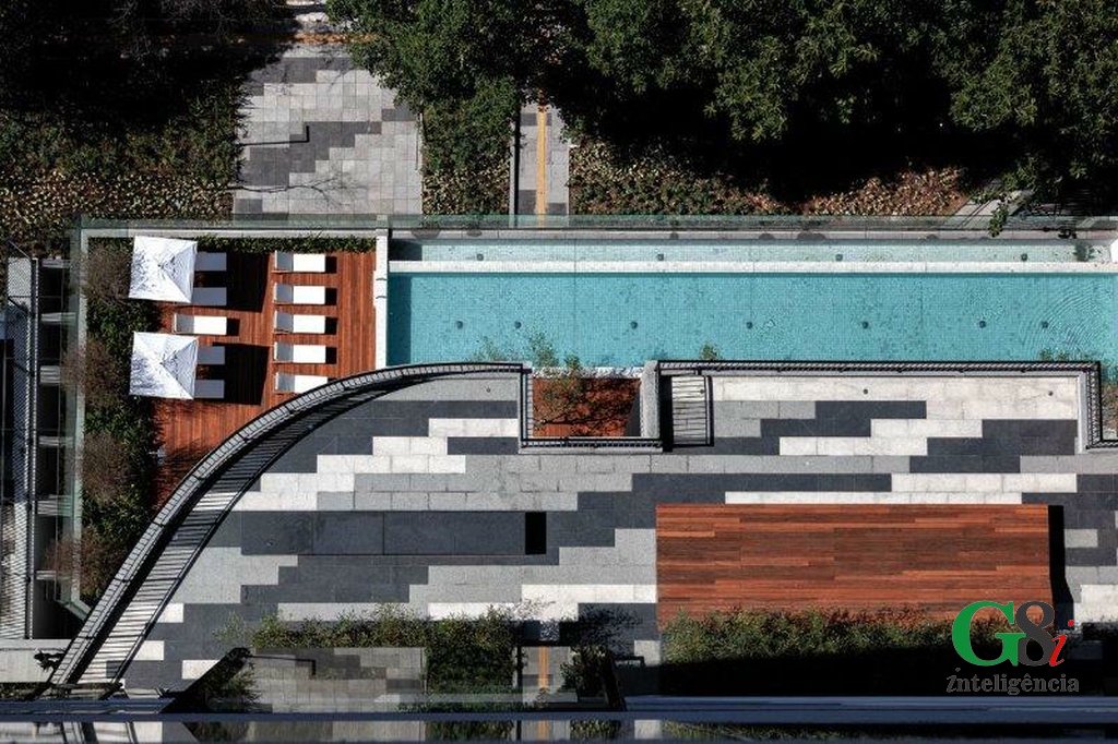 01_voo_de_passaro_-_piscina.jpeg