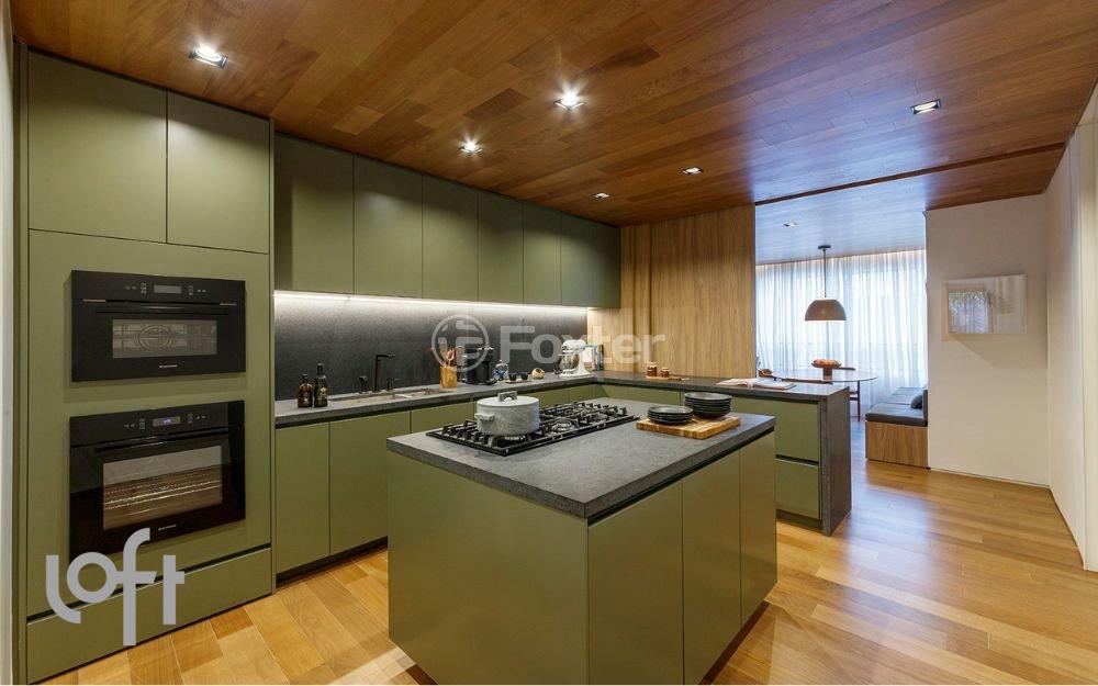 cozinha-moderna-com-ilha-central-e-armarios-verdes