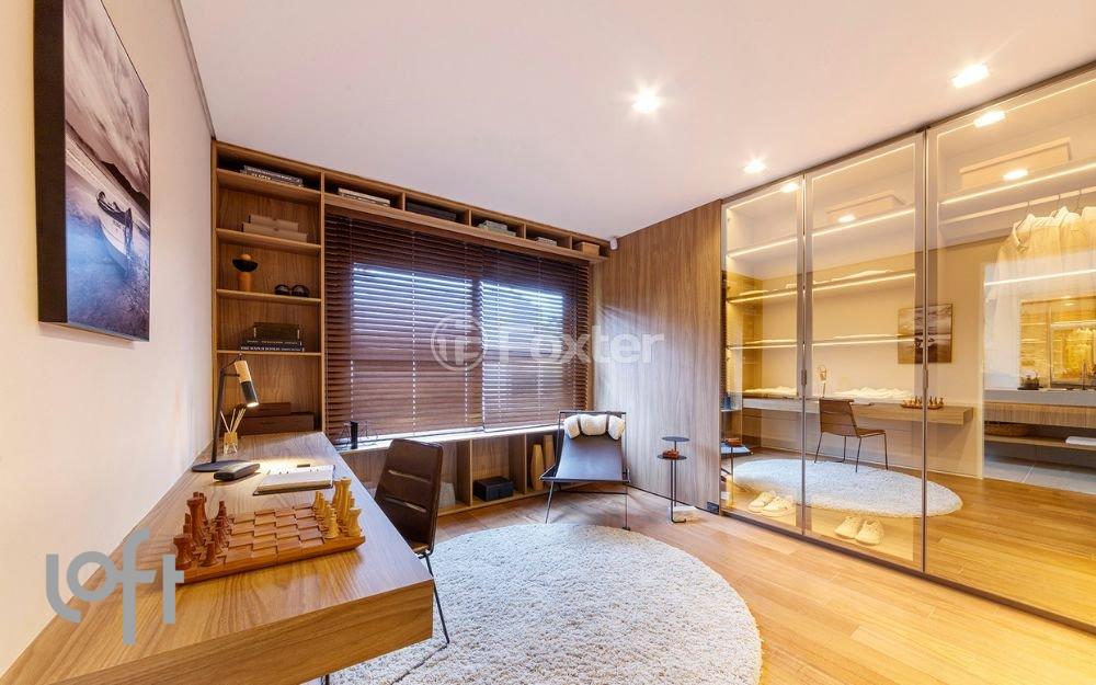 home-office-com-mesa-de-madeira-e-armario-com-portas-de-vidro