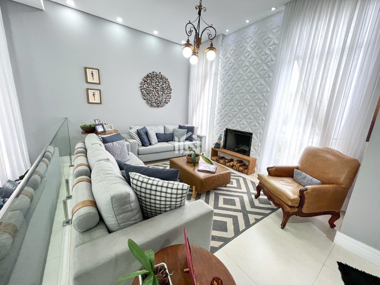 casa a venda no condominio santa adelia sala com lareira
