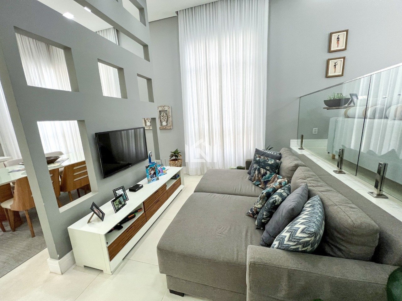 casa a venda no condominio santa adelia sala televisao