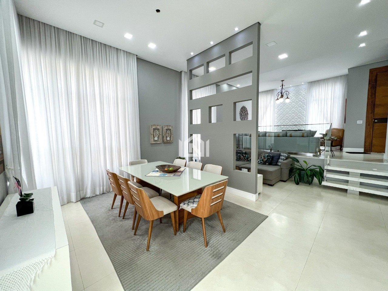 casa a venda no condominio santa adelia sala de jantar
