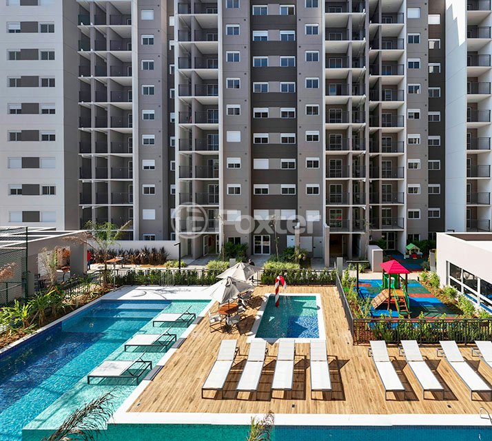 area-de-lazer-com-piscina-e-deck-de-madeira
