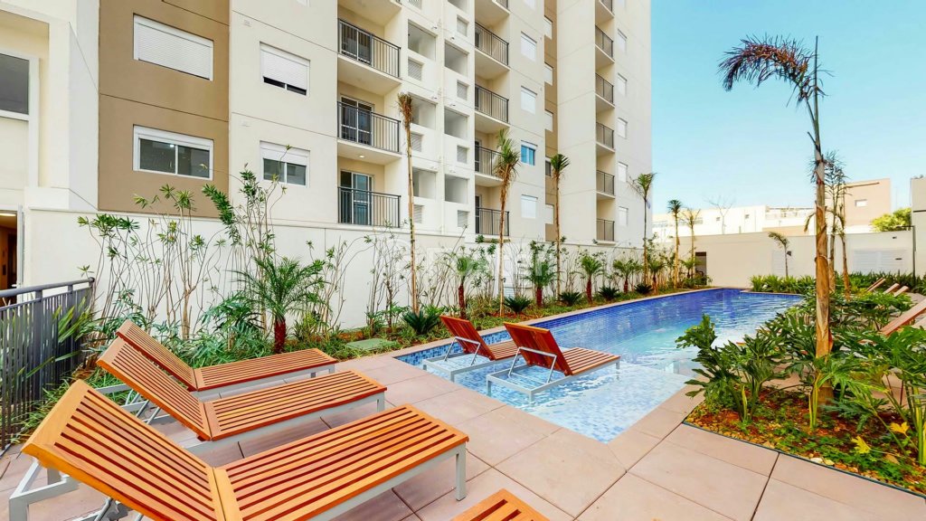 area-de-lazer-com-piscina-e-espreguicadeiras