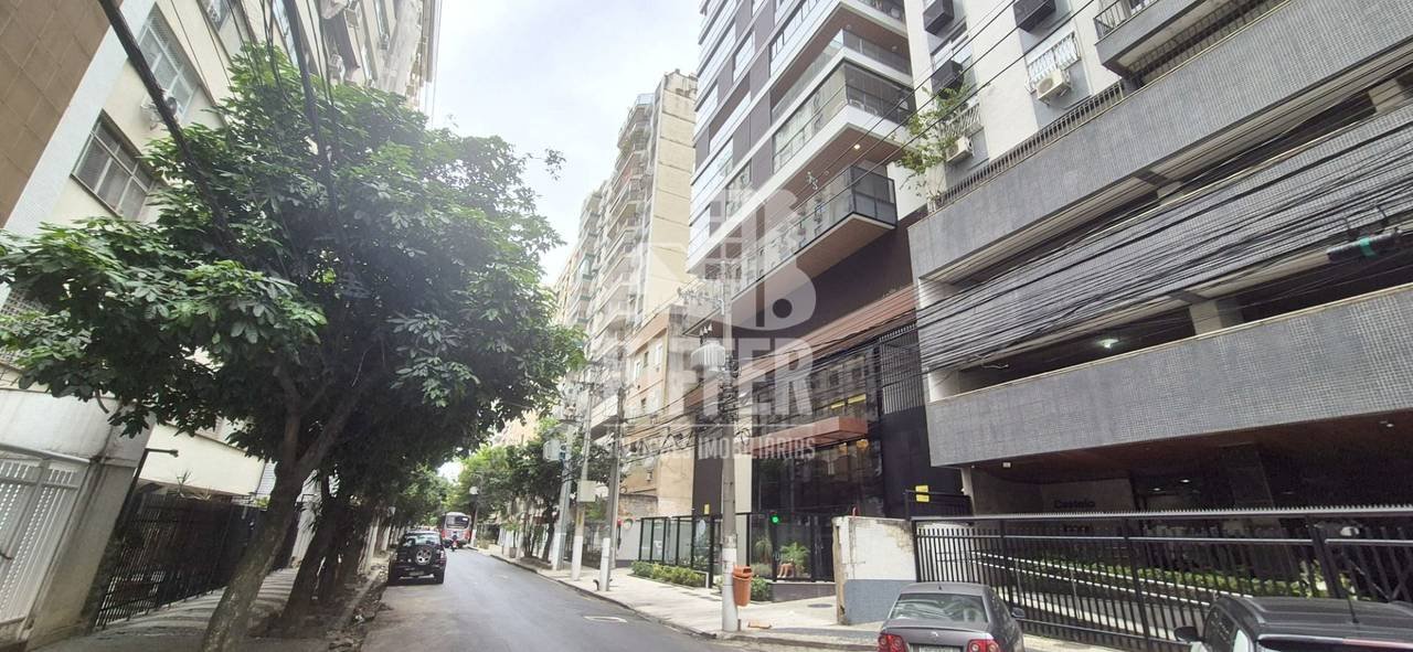 Fachada do Sunset Icaraí vista da rua arborizada