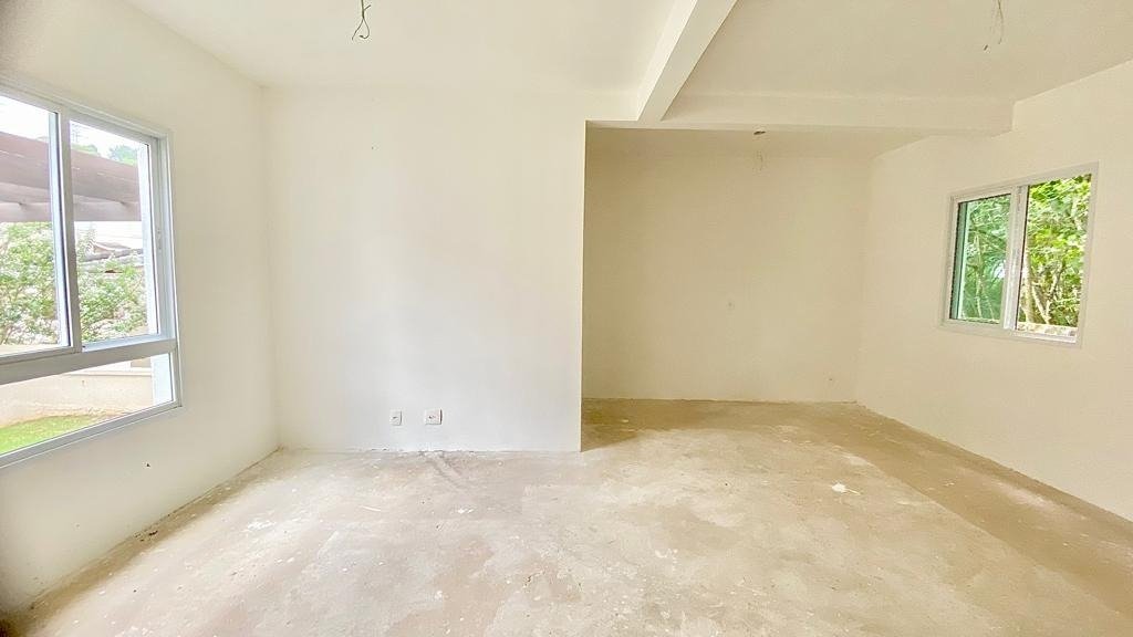 Casa a venda no condominio Mirante Jardim da Gloria - Sala de televisao e sala de estar com lareira