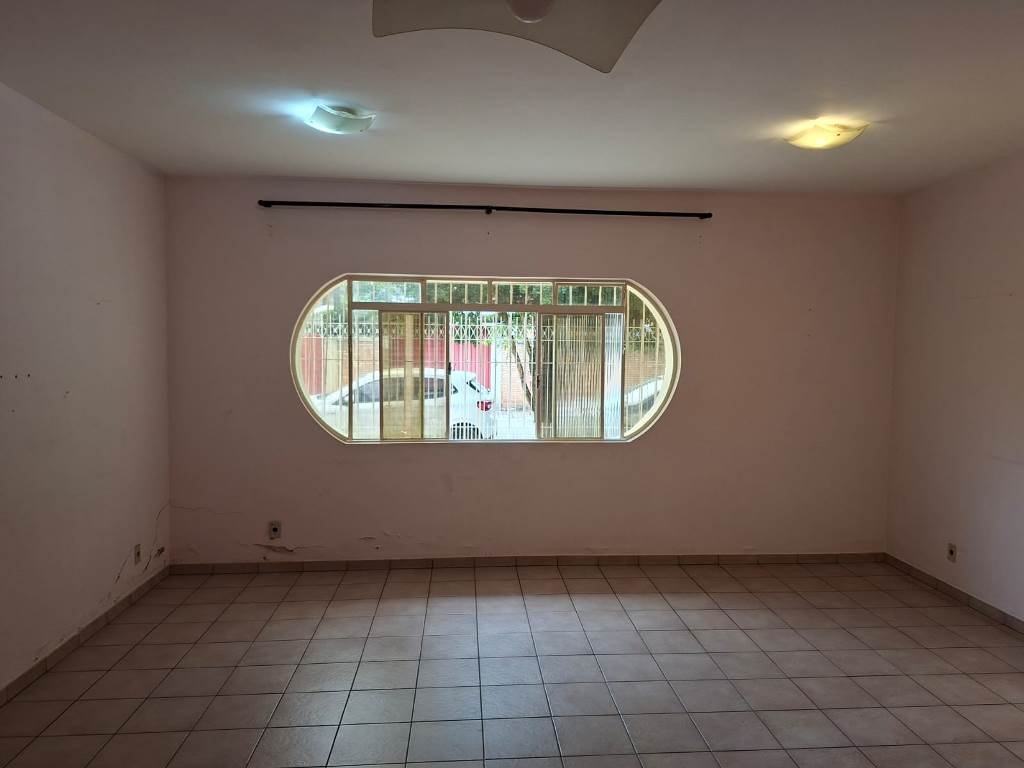 CASA T�RREA NUM TERRENO DE 250M� NA FERRADURA DO JARDIM DAS IND�STRIAS