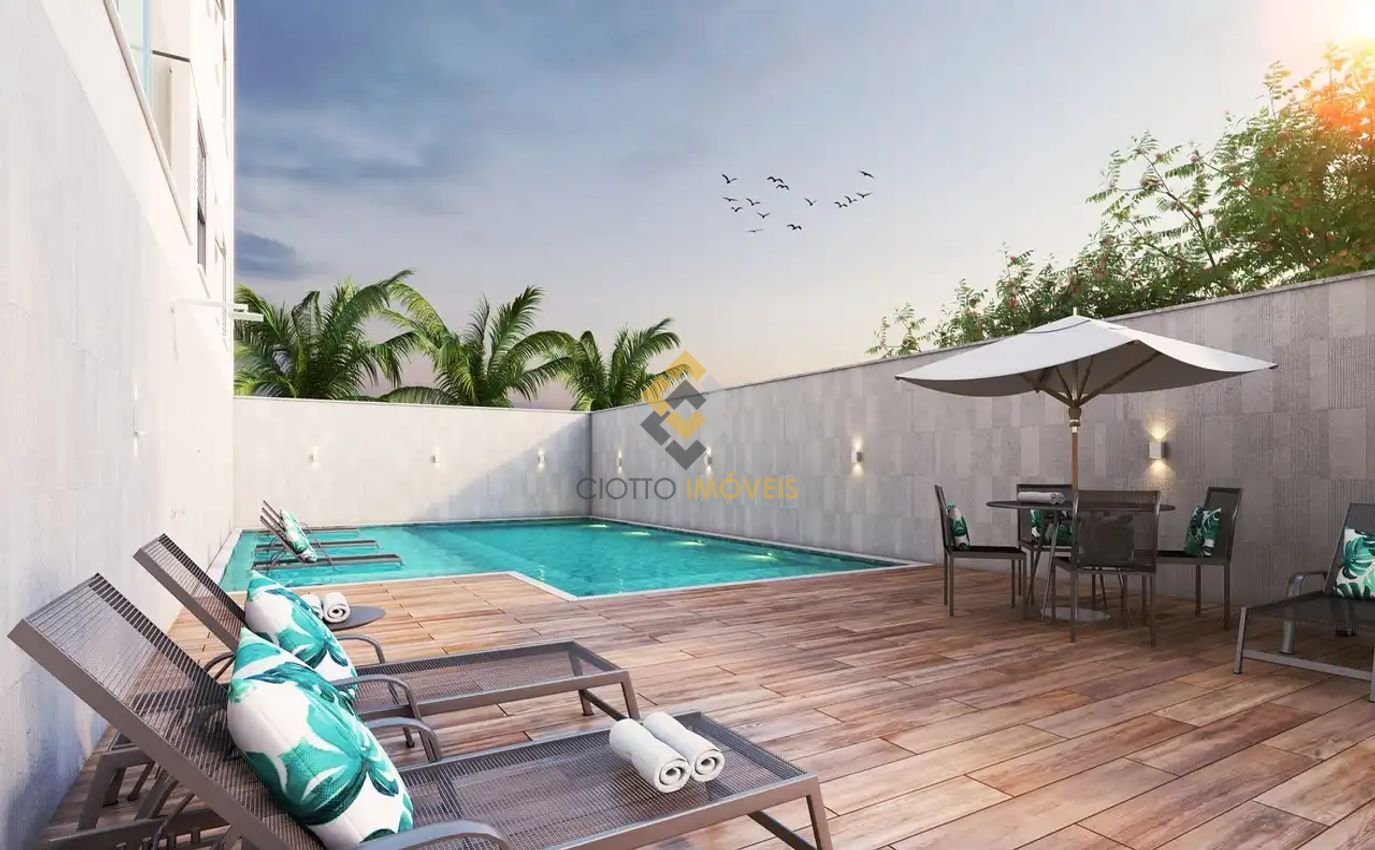Piscina com deck