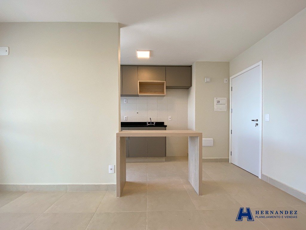 Sala de estar e jantar integrada à cozinha e terraço grill