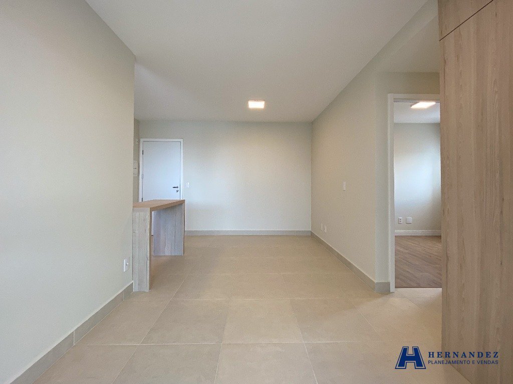 Sala de estar e jantar integrada à cozinha e terraço grill