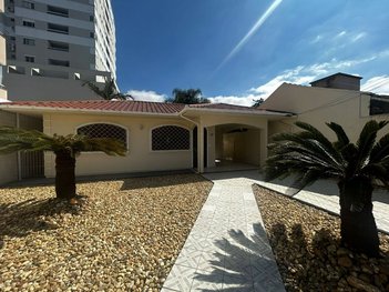 house em Rua Vinte e Um de Abril, Centro - Palhoça - SC