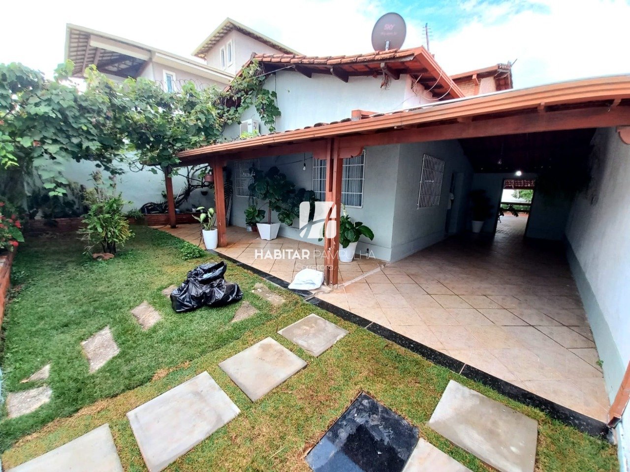 Casa com 4 quartos — Santa Mônica, Belo Horizonte