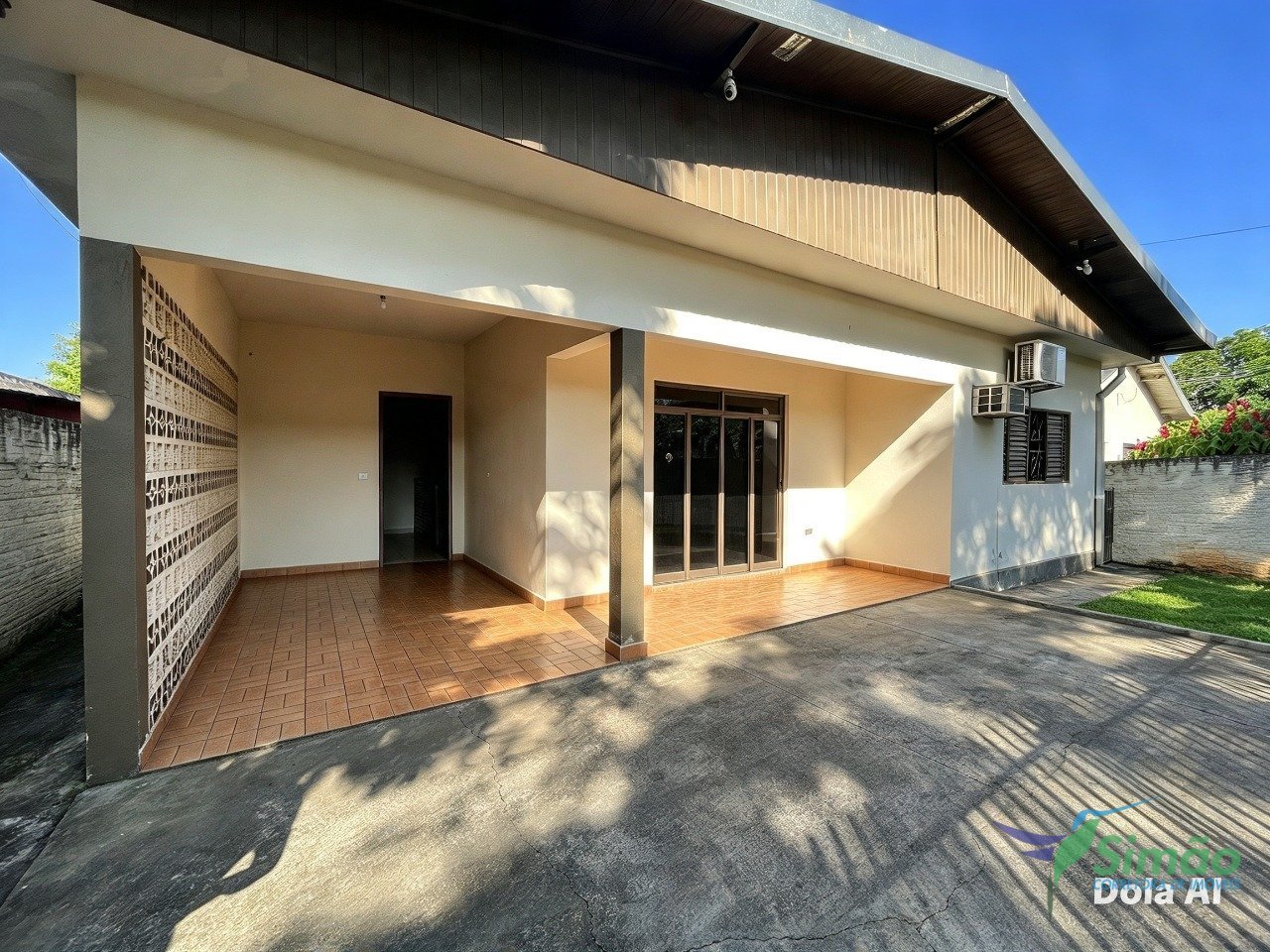 Frente da casa - garagem e varanda