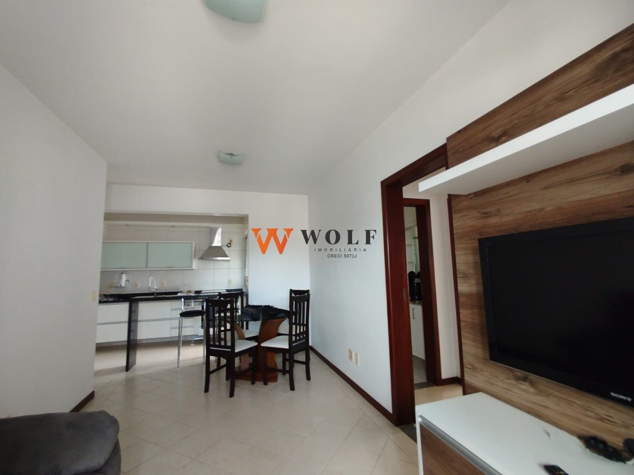 SALA COM MESA 4 CADEIRAS / PAINEL / TV / SOFÁ /