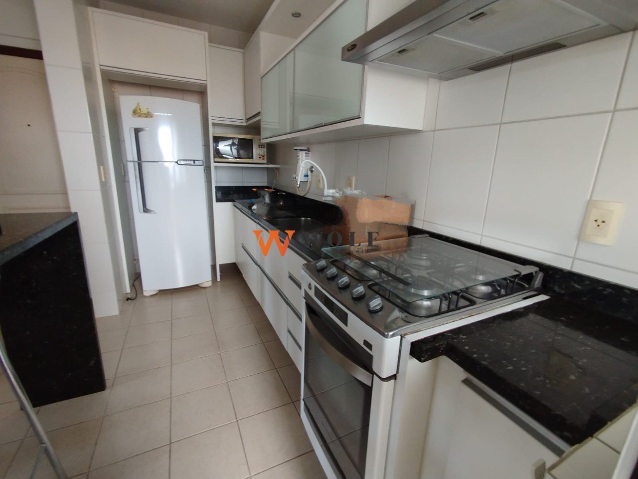 COZINHA COM ARMÁRIOS / ELETRODOMÉSTICOS / BANCADA E CADEIRAS