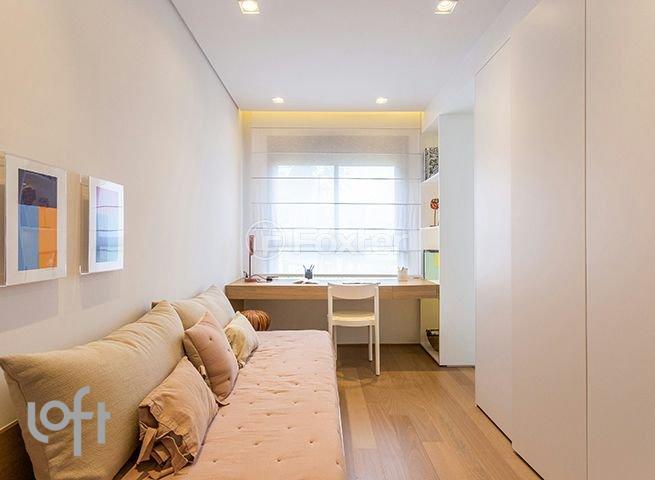 quarto-moderno-com-cama-de-casal-e-mesa-de-estudo.jpeg