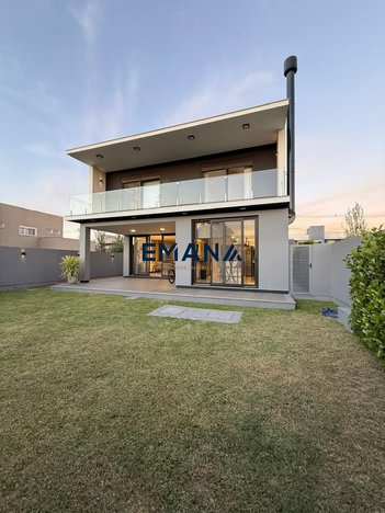 house em Avenida Adolfo Fetter, Laranjal - Pelotas - RS