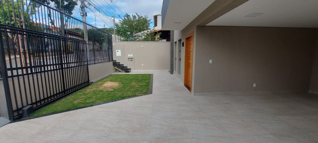 Casa com 4 quartos — Planalto, Belo Horizonte