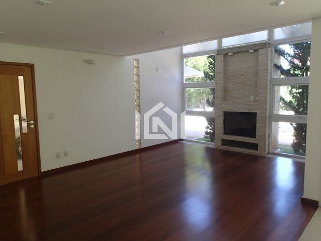 Casa para venda e locação no condomínio Recanto Inpla - sala de estar e lareira
