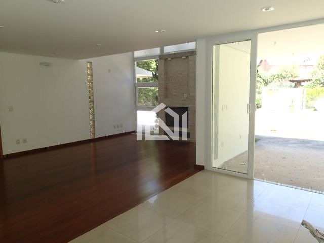 Casa para venda e locação no condomínio Recanto Inpla - sala de estar e lareira