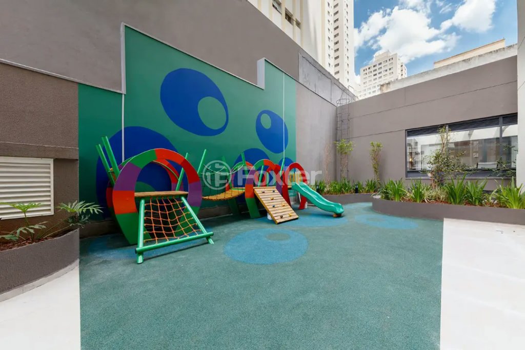 playground-acessivel-com-escorregador-e-balanco