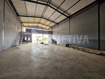 industrial em Avenida Victor Alves Pereira, Novo Mundo - Uberlândia - MG