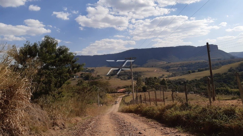 Estrada Adjacente a propriedade