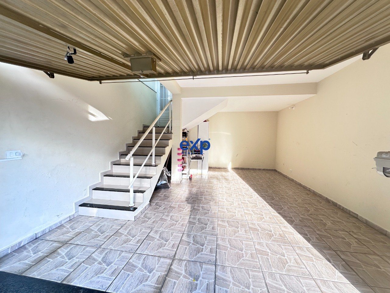 GARAGEM E ACESSO A CASA
