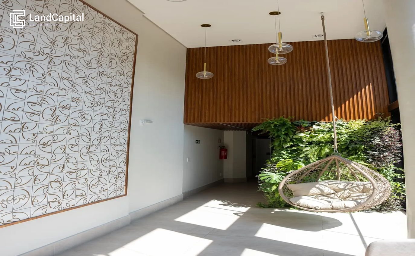 Hall decorado com azulejaria personalizada e jardim natural