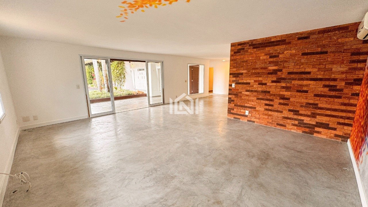 Casa para venda no miolo da Granja Viana
