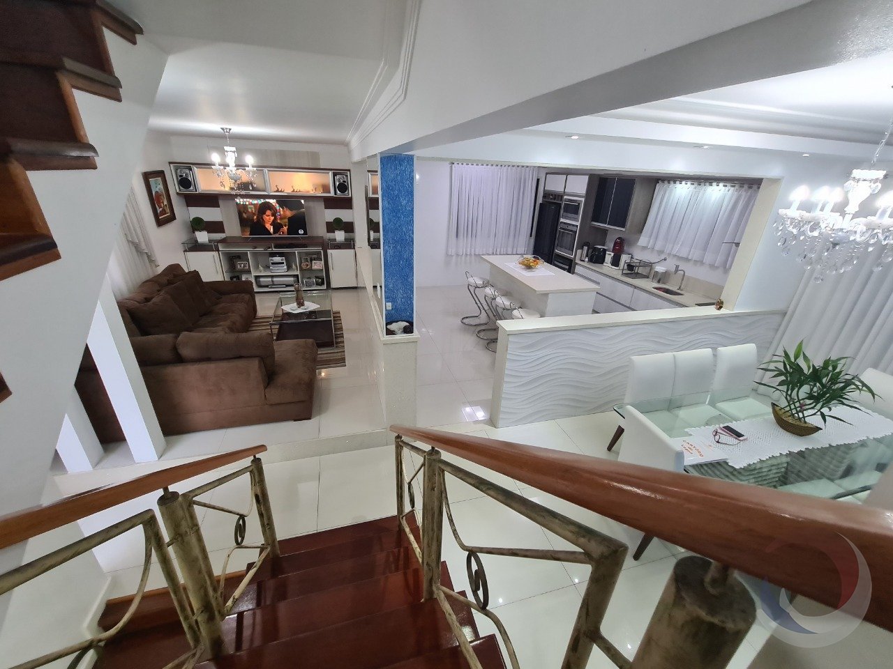 sala de tv, sala de jantar e cozinha