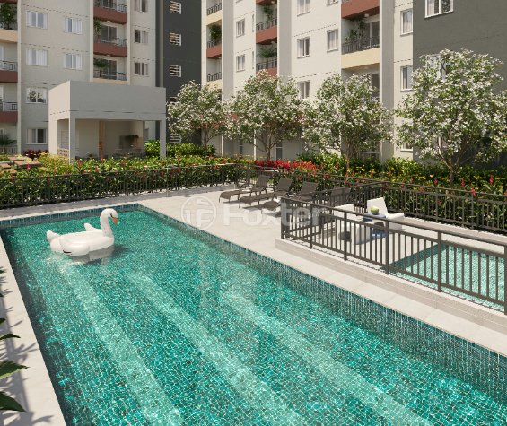 piscina-com-deck-de-madeira-e-vista-para-o-predio