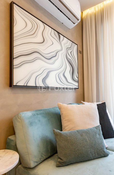 sala-de-estar-com-sofa-verde-claro-e-decoracao-moderna.jpeg