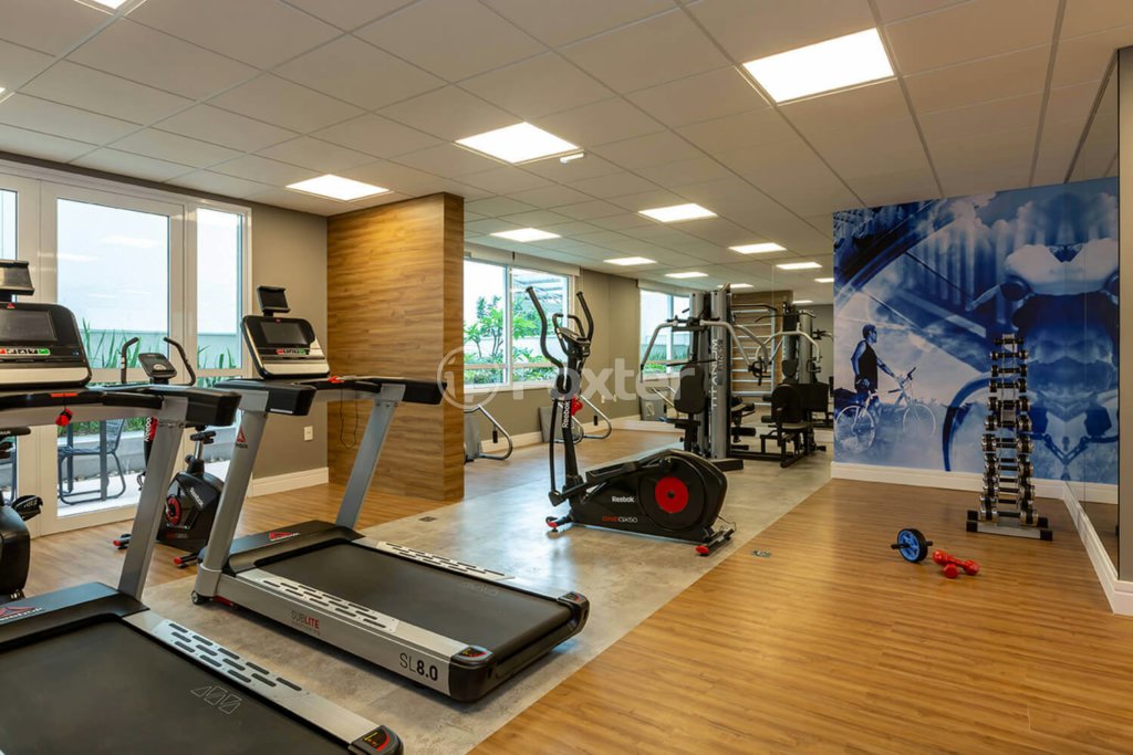 sala-de-ginastica-equipada-com-esteiras