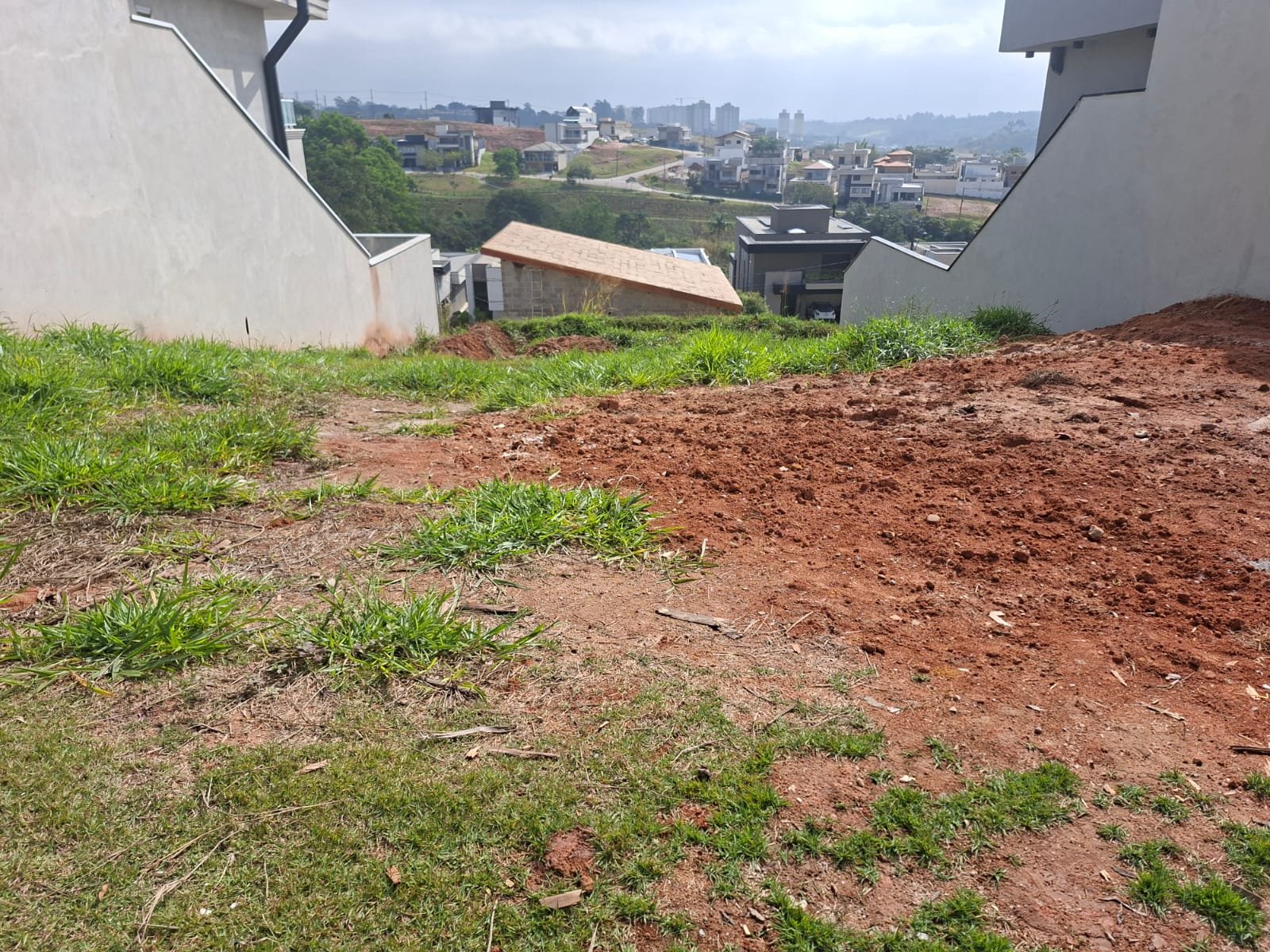 TERRENO DE 377,84M� NA PARTE MAIS ALTA DO CONDOM�NIO VERANA