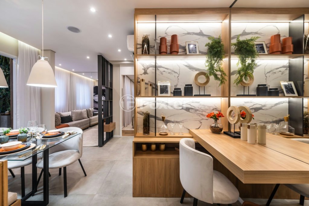 sala-de-jantar-moderna-com-mesa-de-madeira-clara-e-armario-com-prateleiras.jpeg
