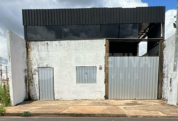 industrial em Rua Célia Gonçalves de Paula, Residencial Lago Azul - Uberlândia - MG