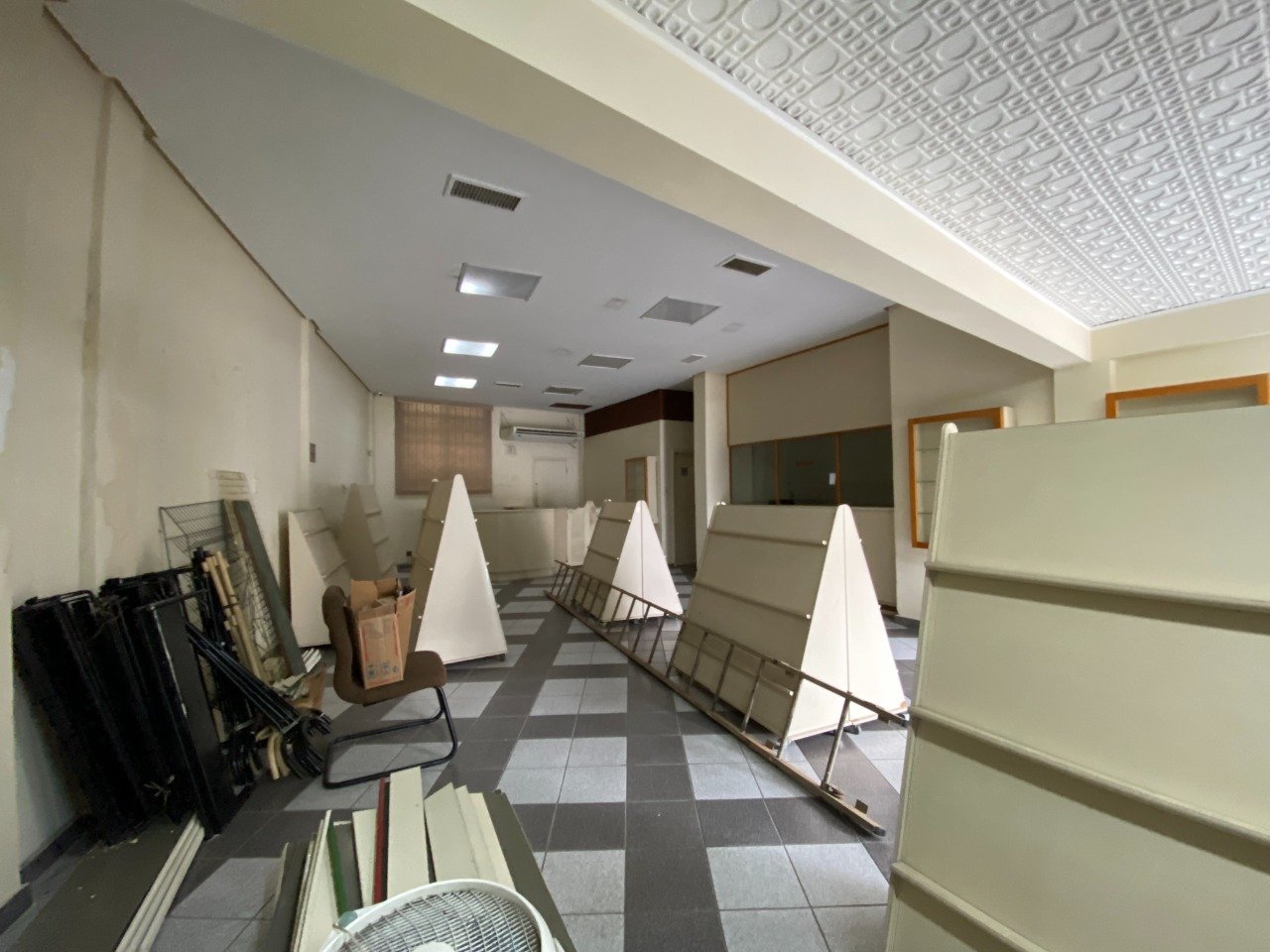 Alugar prédio comercial com 4 vagas na Vila Nova em Santos SP