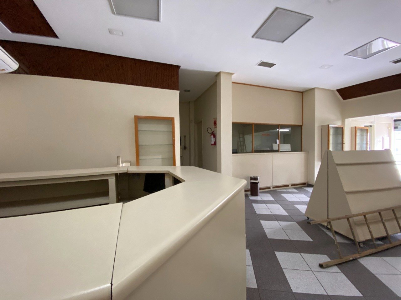 Alugar prédio comercial com 4 vagas na Vila Nova em Santos SP