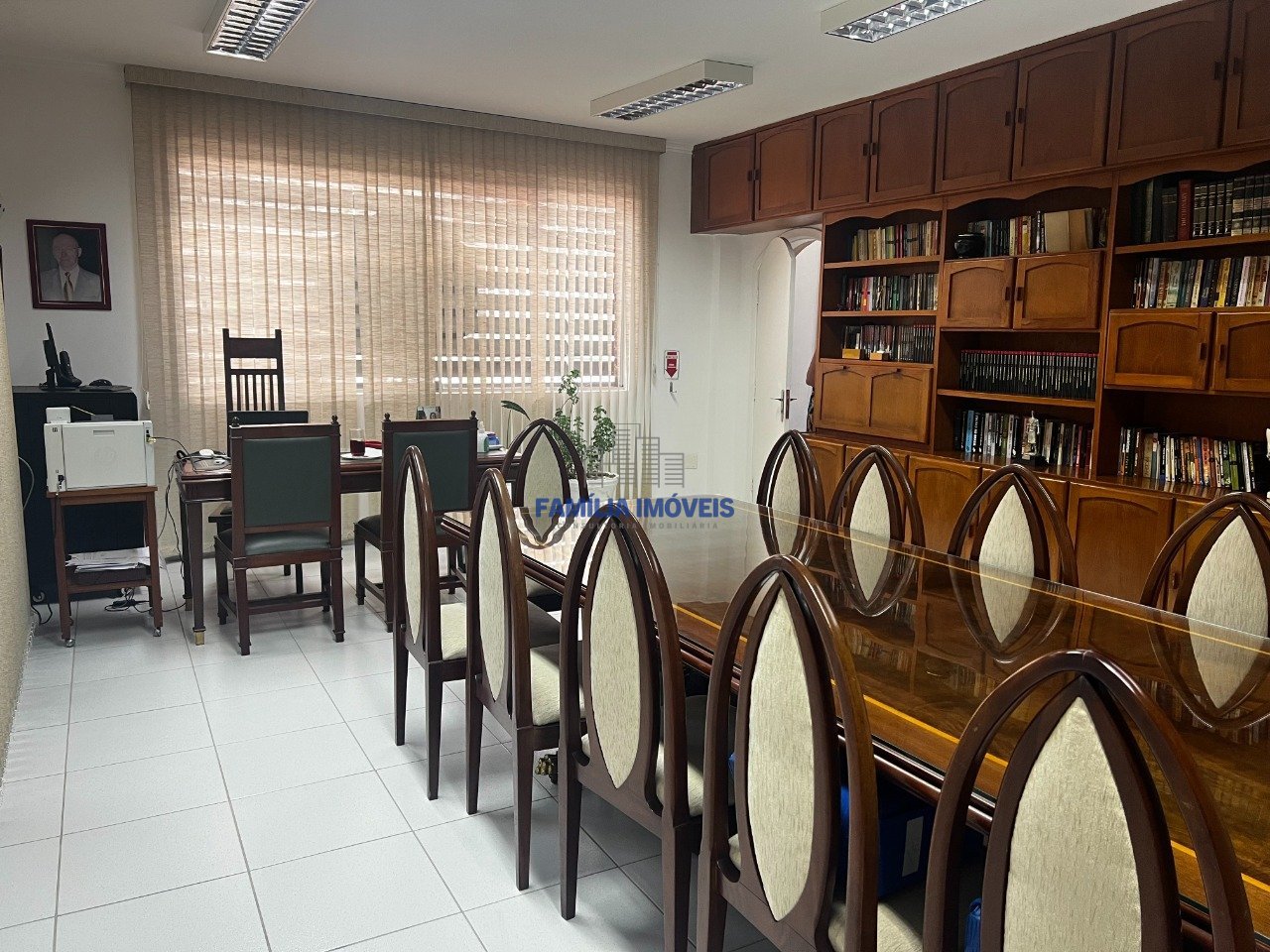 Sala da diretoria ainda tem acesso à sala principal dos funcionários, onde pode estar depto de venda