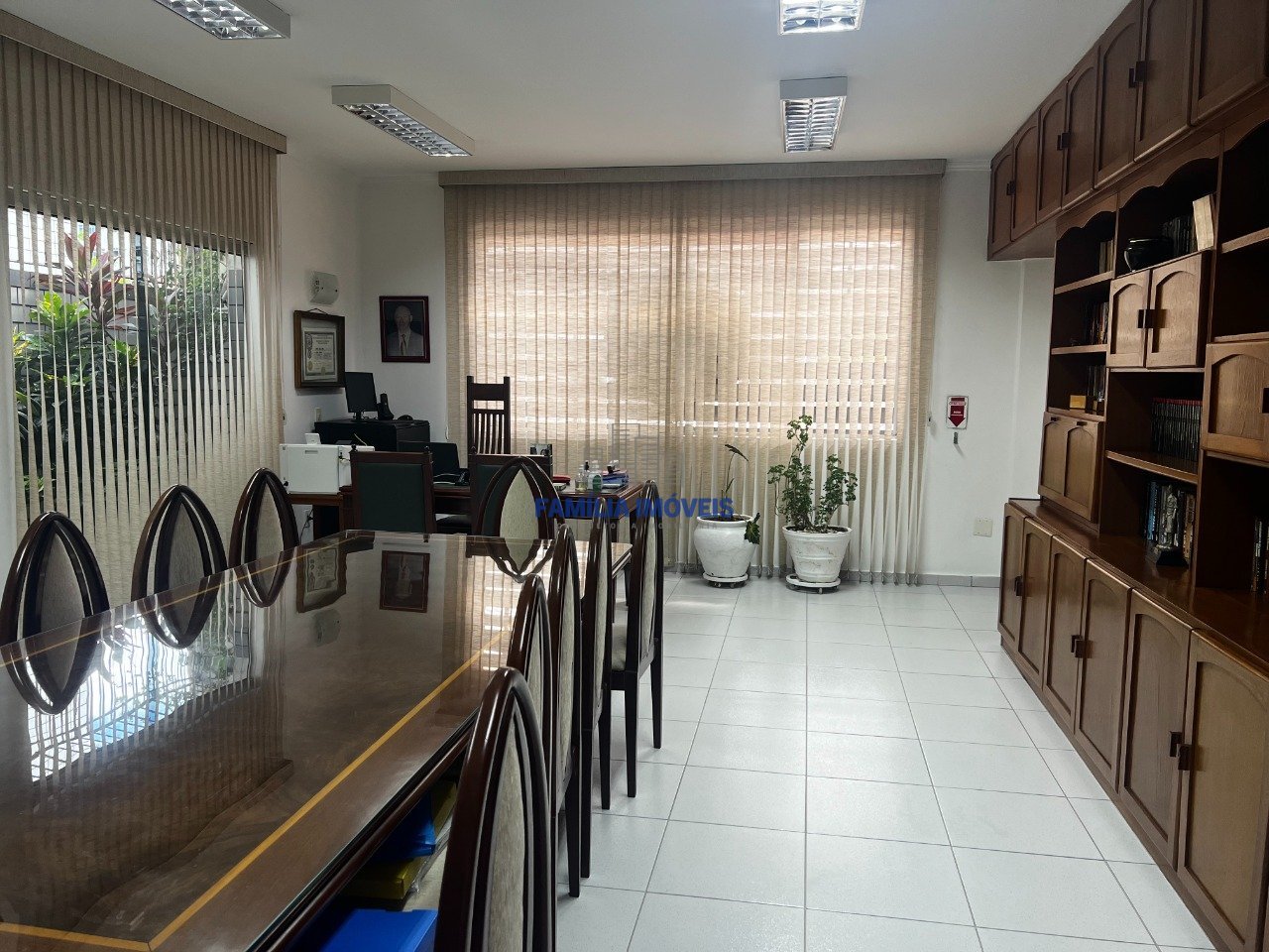 Sala da diretoria, bem iluminada e arejada