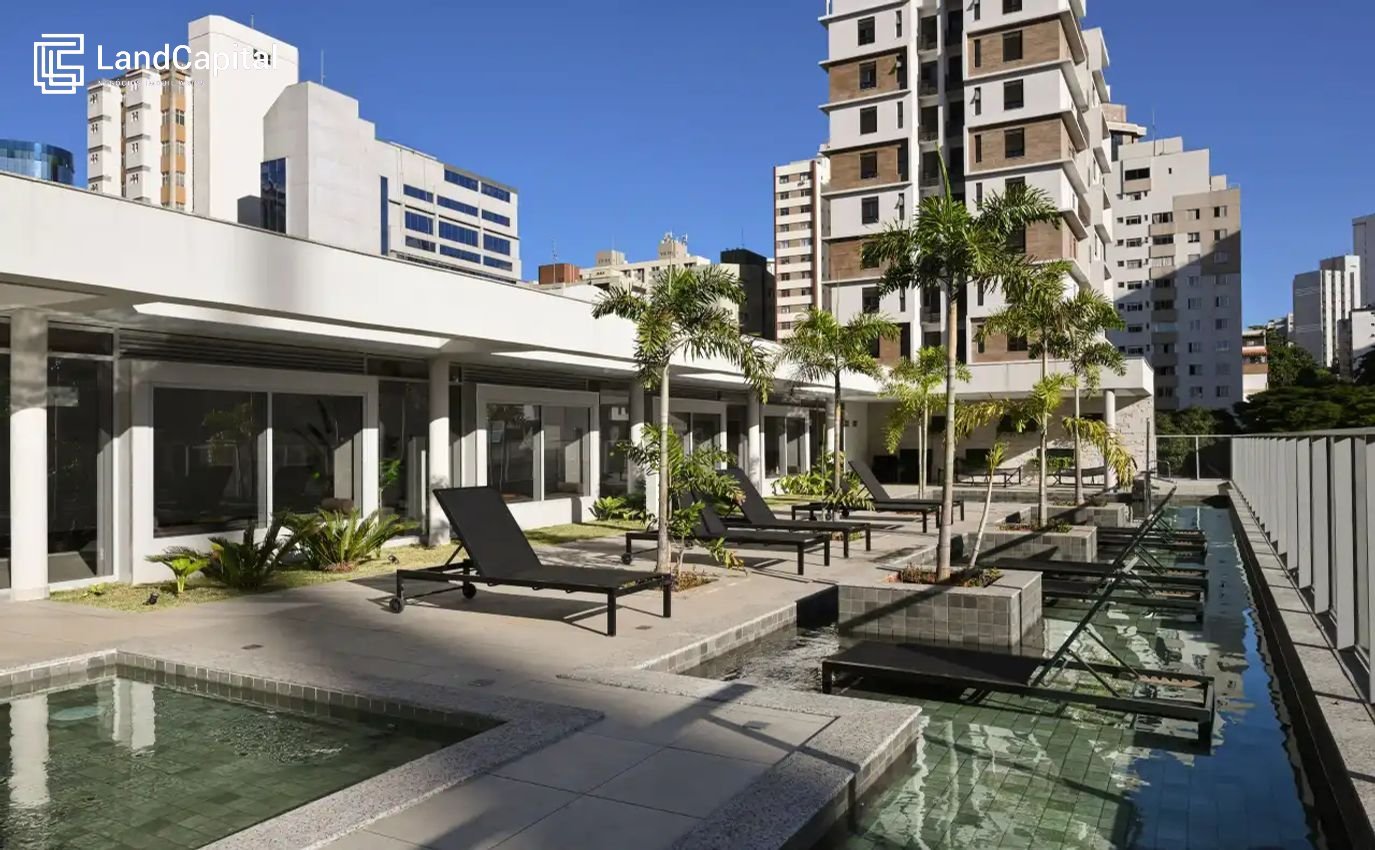 Piscina externa com deck molhado