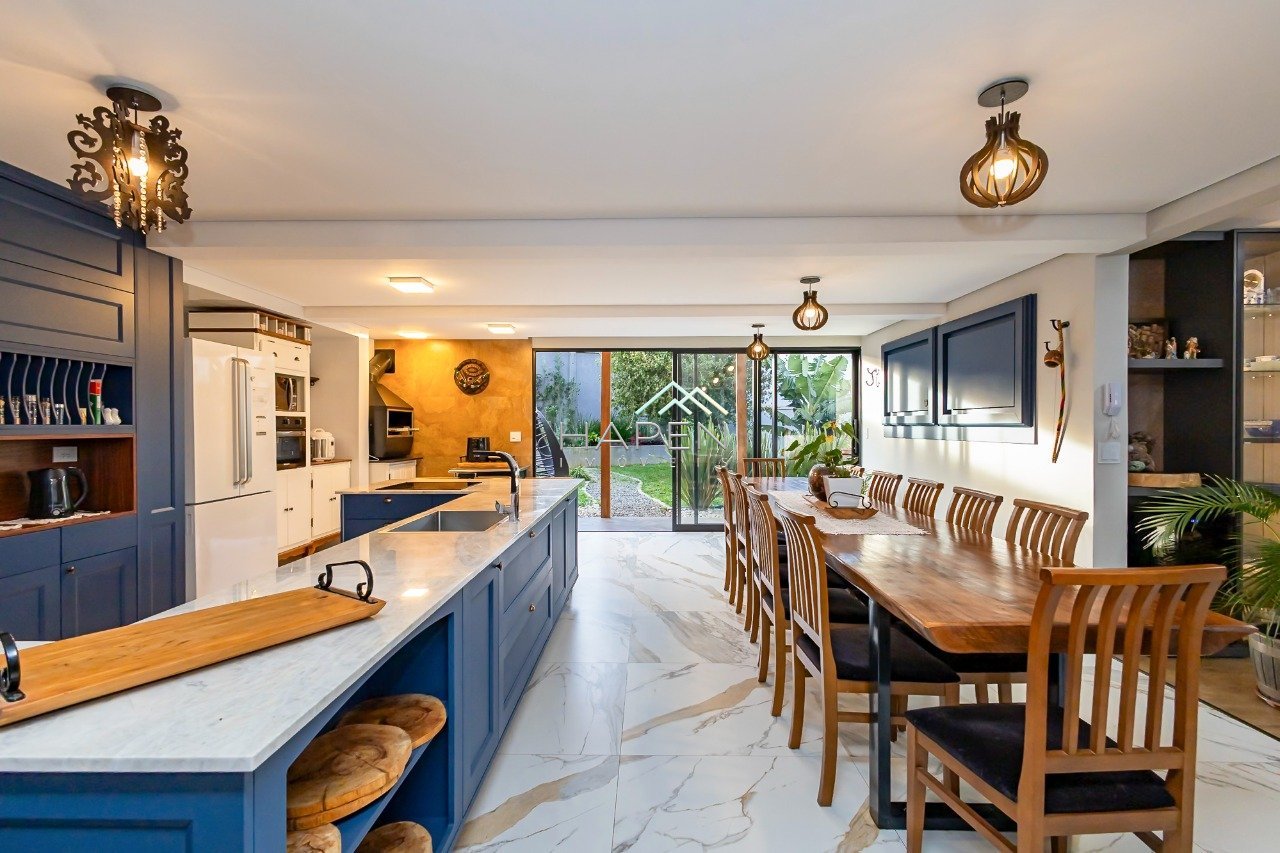 Cozinha gourmet estilo provençal da casa em condomínio fechado Cortina D?Ampezzo em Santa Felicidade