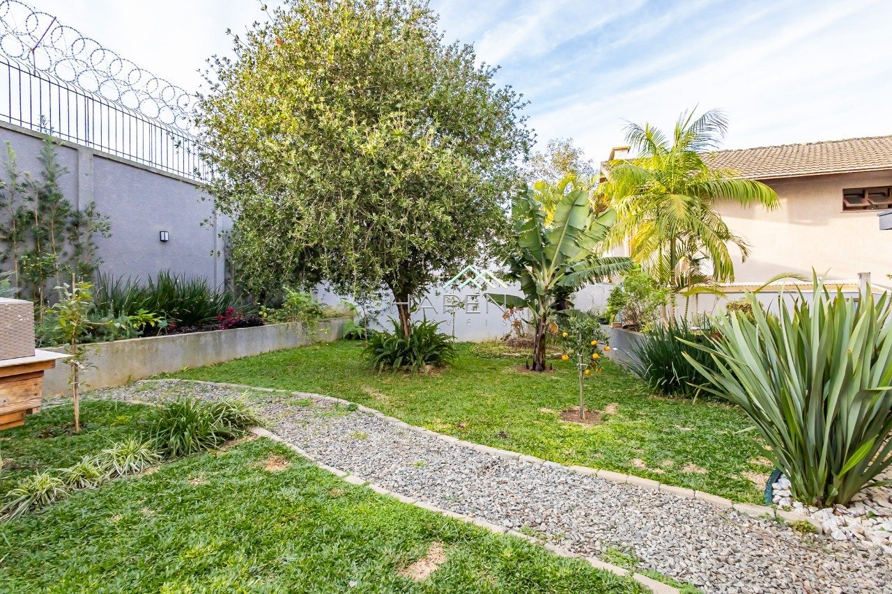 Jardim privativo com árvores frutíferas da casa à venda no Cortina D?Ampezzo Residence.